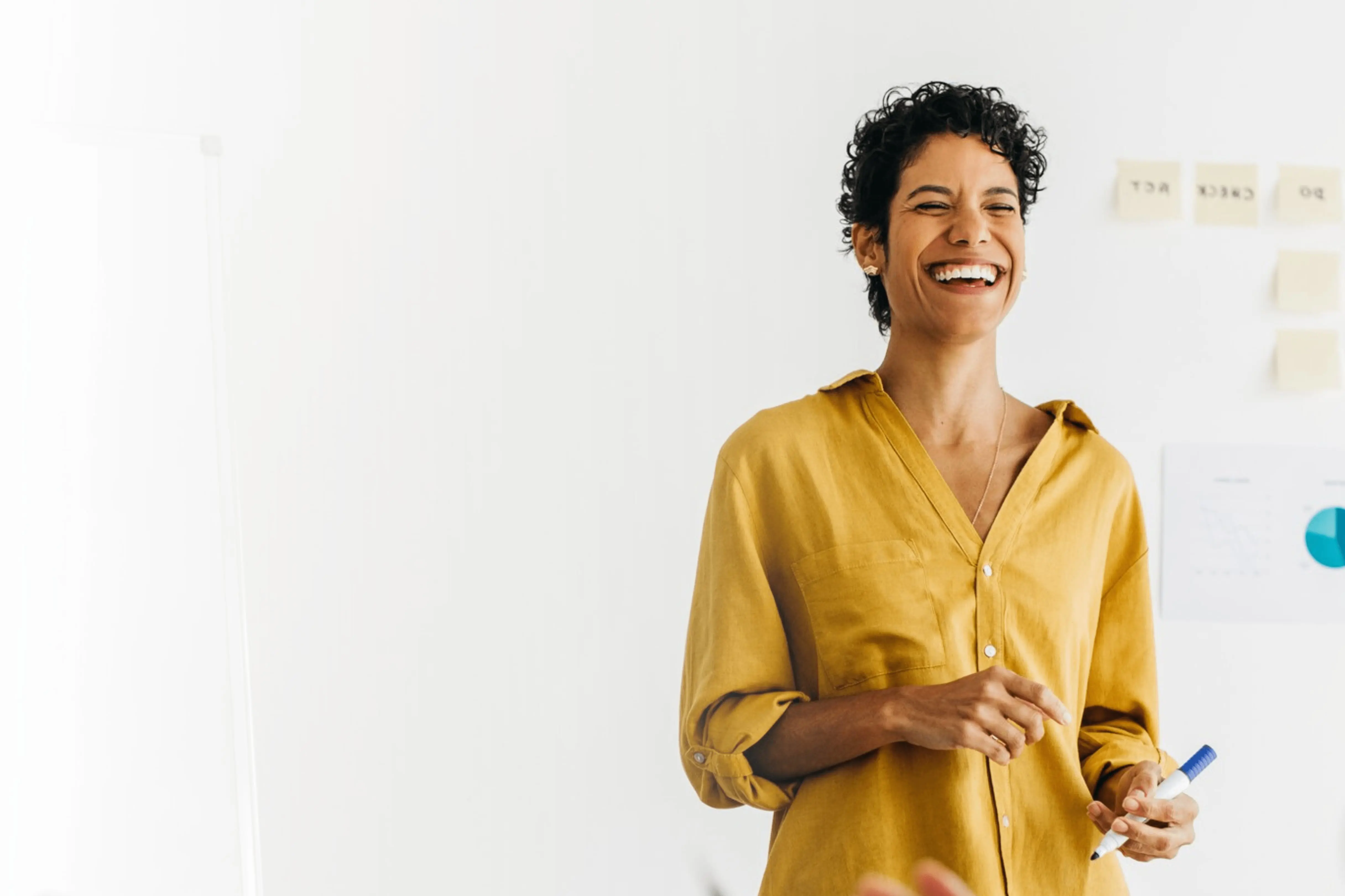 Vrouw voor whitebord